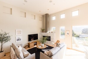 Smart TV, chimenea y tenis de mesa