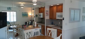 Kühlschrank, Mikrowelle, Herdplatte, Geschirrspüler