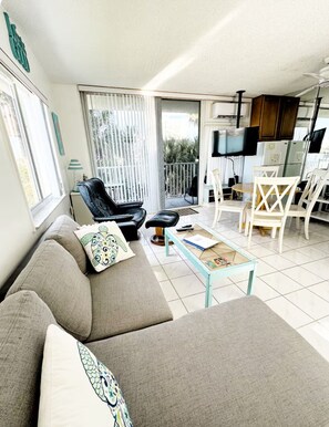 Téléviseur connecté, lecteur de DVD, livres