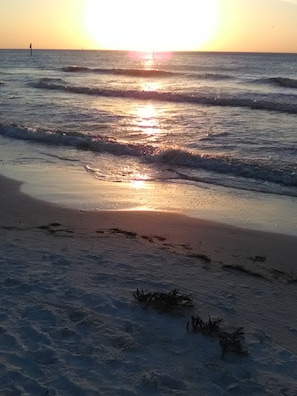 Beach nearby, sun-loungers, beach towels - Waterside, Studio #21, Family Friendly, Close to Beach (Clearwater Beach)