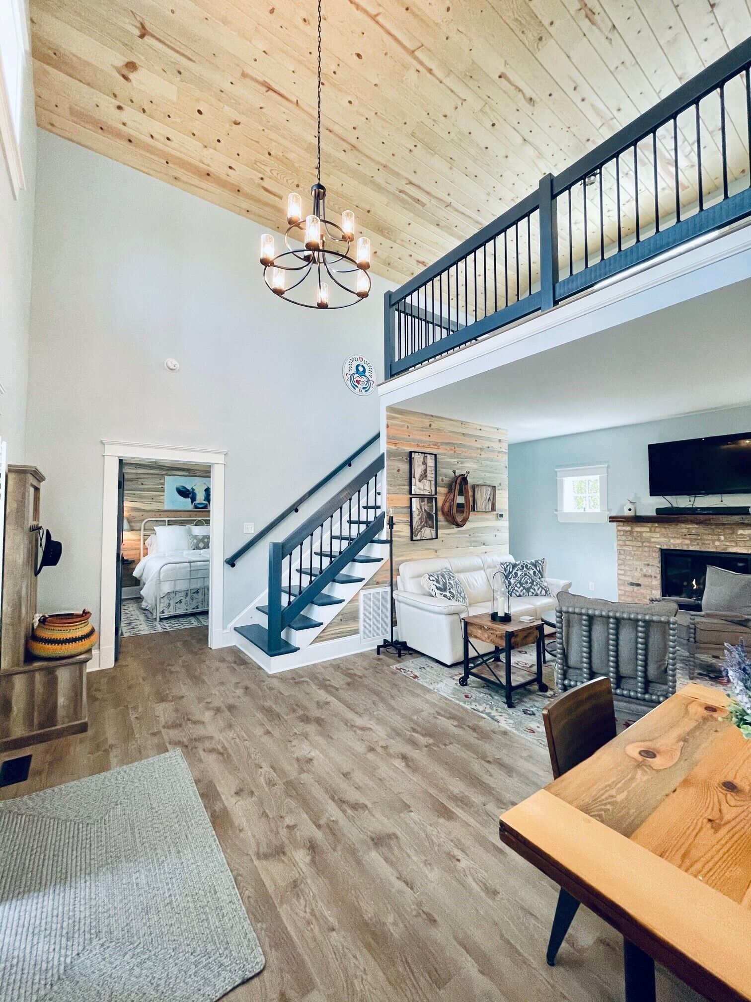 Smart-TV, Kamin, Bücher