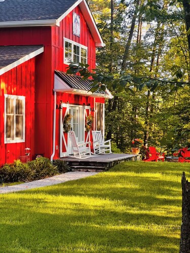 The Tiny Red Barn on the Reservoir - A Private Oasis Near Williamsburg Virginia