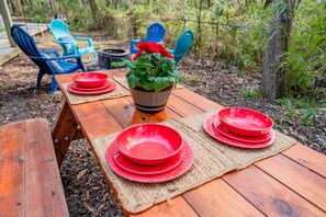 Outdoor dining - Quiet beach retreat for couples or family (Kitty Hawk)