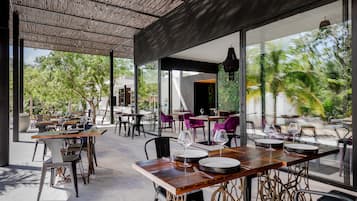 Serveert ontbijt en lunch, fusion-gerechten