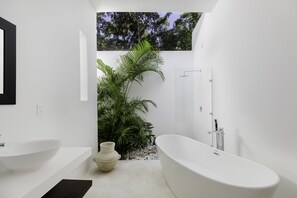 Grand Villa, 2 Bedrooms | Bathroom
