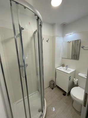 SĂšche-cheveux, serviettes fournies, papier toilette