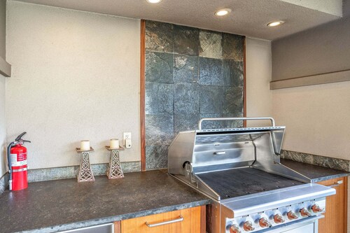 Luxurious Ho'olei 12-2, Lush View, Close to Pool, Sleeps 8 in beds, Central AC!