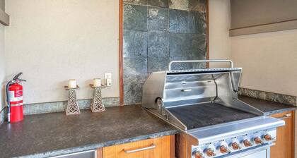 Luxurious Ho'olei 12-2, Lush View, Close to Pool, Sleeps 8 in beds, Central AC!