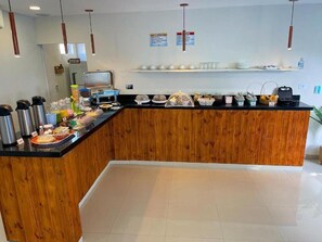 Café da manhã com buffet grátis todos os dias