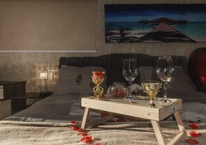 Presidential Double Room, 1 King Bed | Egyptian cotton sheets, premium bedding, laptop workspace - Pousada Papito Ubatuba - Praia Perequê-açu (Ubatuba)