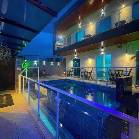 Outdoor pool, pool umbrellas, pool loungers. Pousada Papito Ubatuba - Praia Perequê-açu