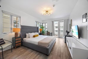 Deluxe King with Balcony | 1 bedroom, soundproofing, iron/ironing board, free WiFi - Luxuri Suites (Miami Beach)
