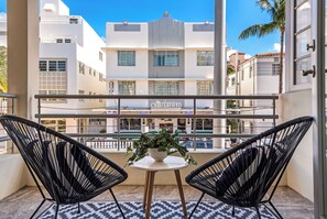 Deluxe-Studio, 1 Schlafzimmer | Wohnbereich | 50-Zoll-Fernseher mit Satellitenempfang, Netflix, Hulu