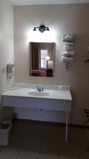 Combined shower/bathtub, hair dryer, towels, soap - Foster Inn Monticello (Monticello)