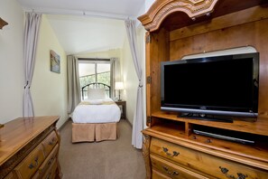 1 bedroom, in-room safe, desk, iron/ironing board
