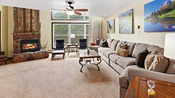 Smart TV, fireplace, DVD player, table tennis