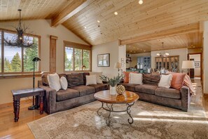 TV, fireplace - Home Run at Northstar - TLUXP (Truckee)