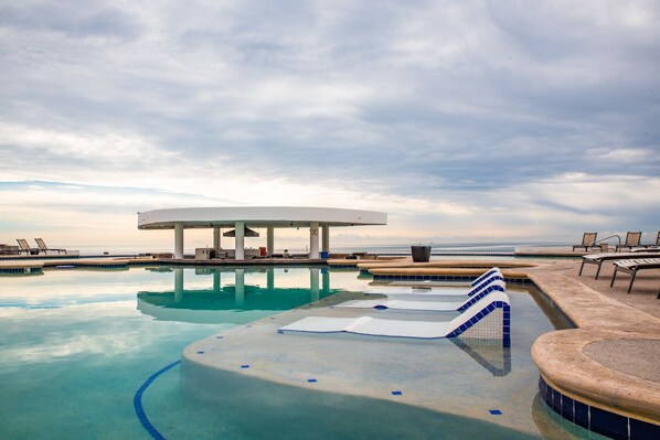 Una piscina al aire libre, una piscina climatizada