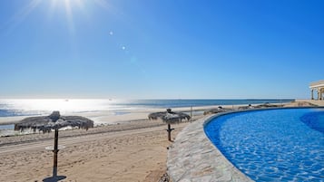 Am Strand, Liegestühle, Strandtücher