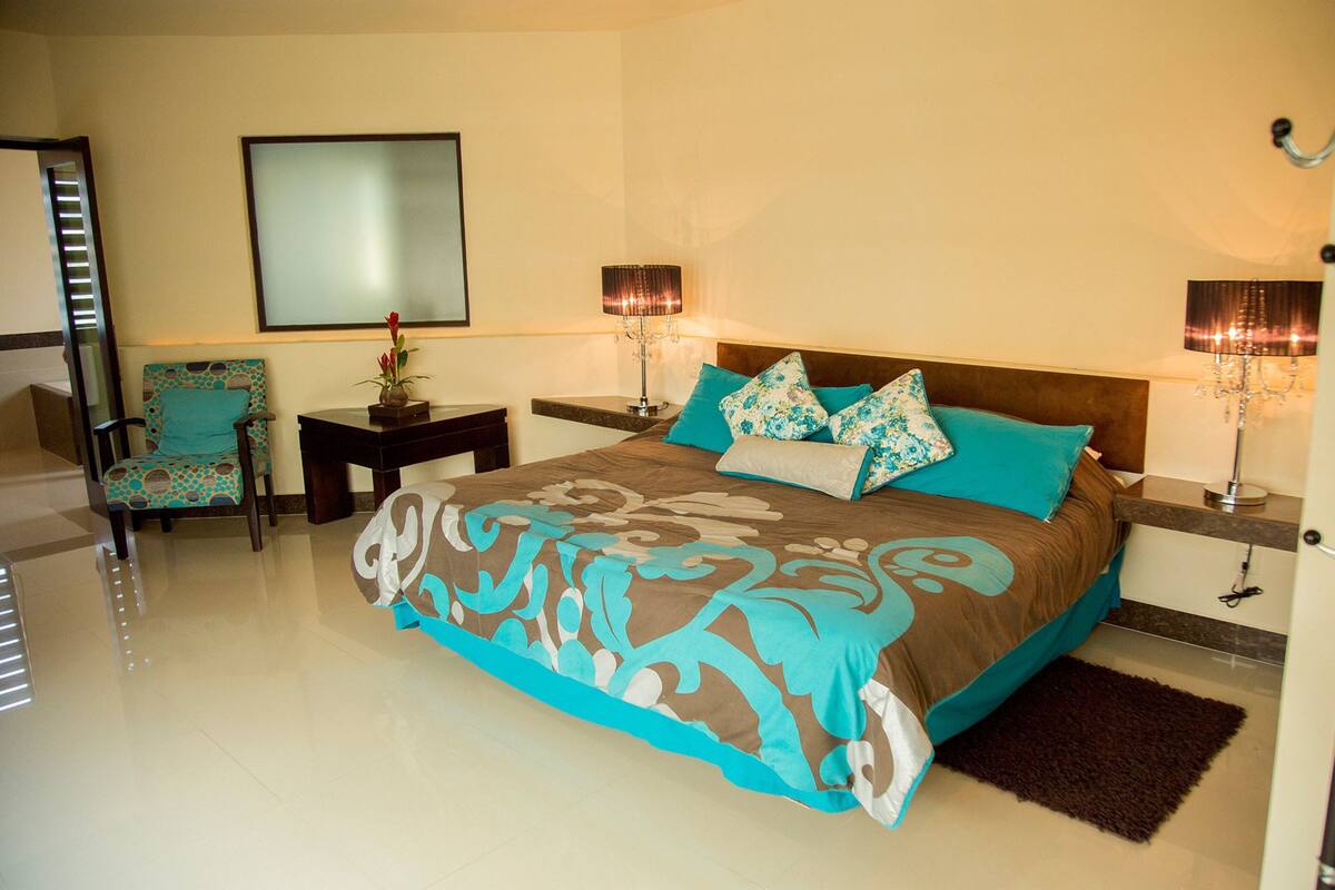 Junior Suite Turquesa | Laptop workspace, individually decorated, individually furnished
