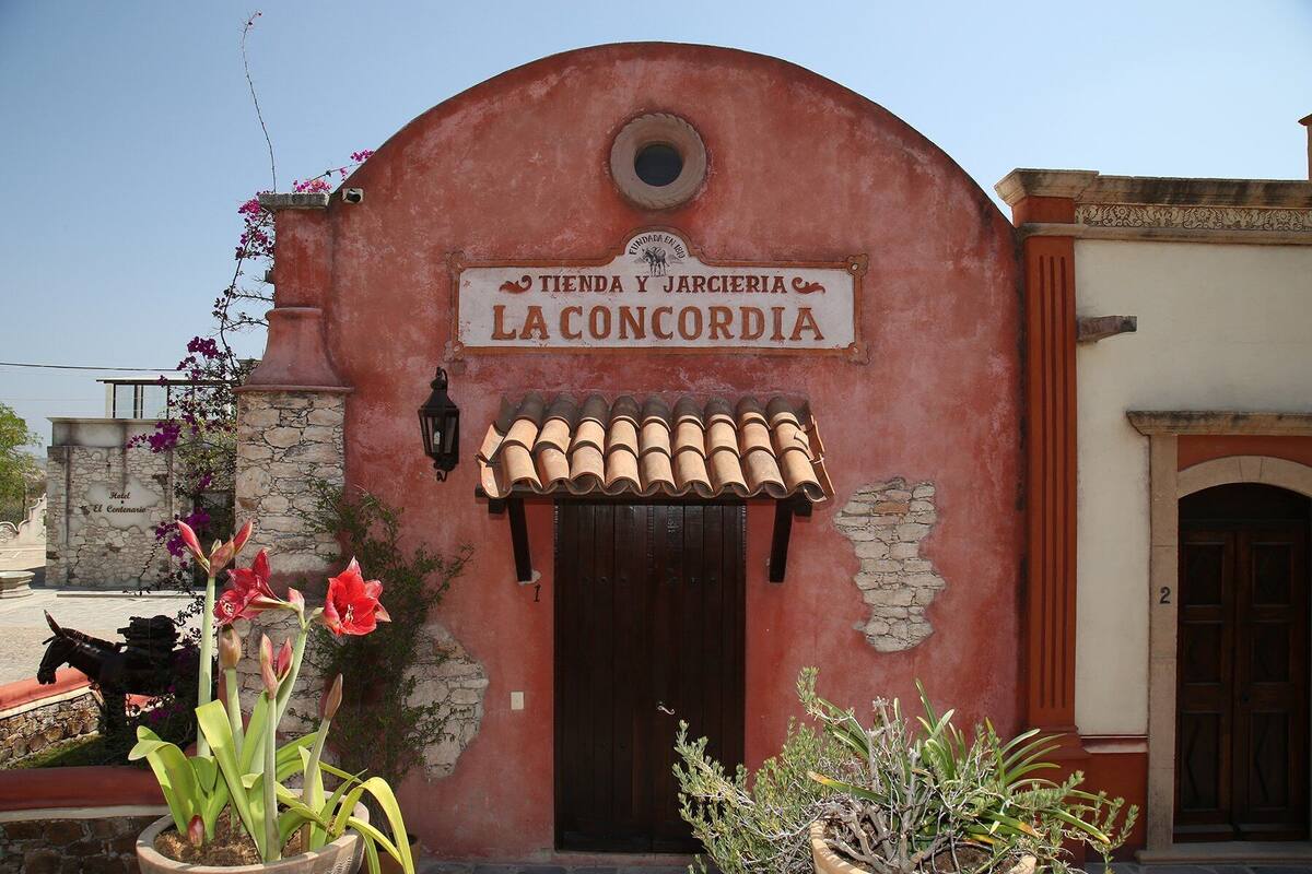 Concordia | Laptop workspace, individually decorated, individually furnished