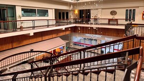 A multi-level atrium with a central open area, wooden railings, and potted plants. - Gran Plaza Hotel Centro Historico (Iguala de la Independencia)