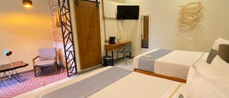 Habitación superior, 2 camas matrimoniales | Camas con efecto memoria, decoración personalizada y muebles diferentes