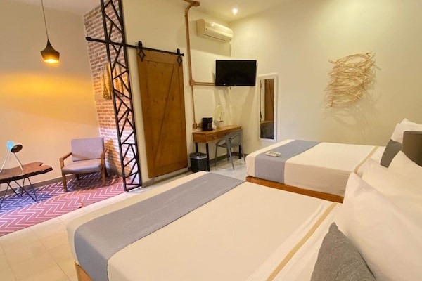 Quarto superior, 2 camas de casal | Camas com colchões de espuma com sistema de memória