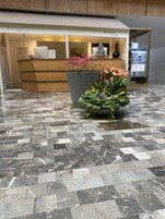 Mostrador para check-in y check-out