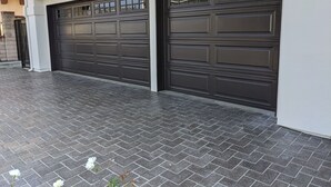 Een garage voor twee auto's met een garagepoort met het nummer 313.