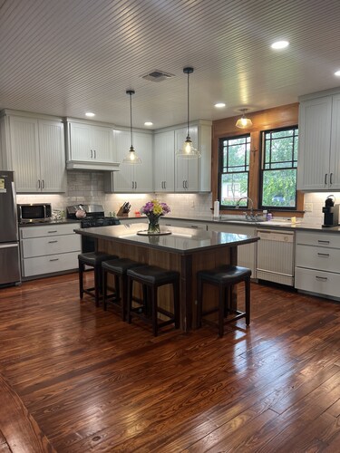 Downtown Craftsman home w/ lovely front porch. Walk to restaurants & antiques.  