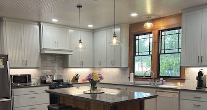 Downtown Craftsman home w/ lovely front porch. Walk to restaurants & antiques.