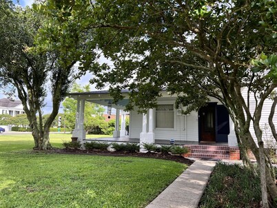 Downtown Craftsman home w/ lovely front porch. Walk to restaurants & antiques.