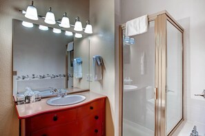 Condo, varias camas (Black Canyon Inn Unit C6) | Baño