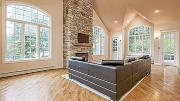 TV, fotballspill, bordtennis og stereoanlegg