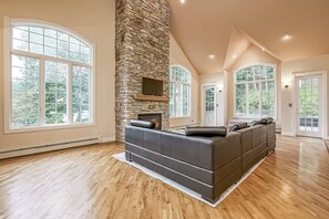 Tv, bordsfotboll, ett bordtennisbord och en stereo