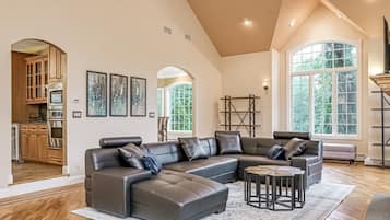 TV, fotballspill, bordtennis og stereoanlegg