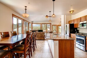 Kondominium, Beberapa Tempat Tidur (Black Canyon Inn Unit H4 Deluxe) | Dapur pribadi