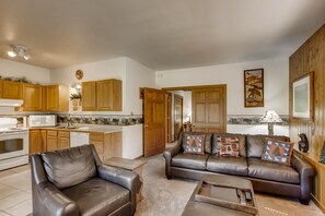 Condo, várias camas (Black Canyon Inn Unit B1/2) | Sala de estar