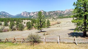 A mountainous landscape with a clear sky. - Black Canyon Inn Unit F7 Deluxe (Estes Park)
