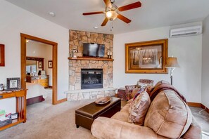 Condo, várias camas (Black Canyon Inn Unit F4) | Sala de estar