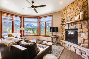 Leilighet, 1 kingsize-seng (Black Canyon Inn Unit F1 Deluxe) | Oppholdsrom | Bøker