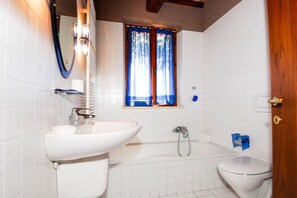 Bañera, secador de pelo, bidet, toallas