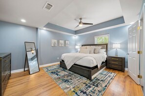 4 bedrooms, iron/ironing board, WiFi, bed sheets