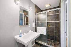 Bañera, secador de pelo, toallas y champú