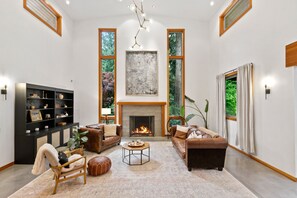 Smart TV, fireplace, books, offices - Lake Samish Luxury Cabin-hot tub/barrel sauna-4bd/4b - perfect adventure house (Bellingham)