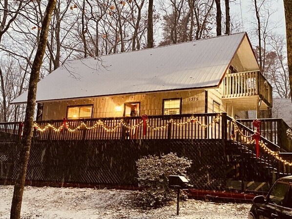 Exterior - Secluded cabin retreat, yet only 5 min from downtown Gatlinburg & Nat’l Park (Gatlinburg)