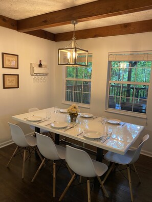 Dining - Secluded cabin retreat, yet only 5 min from downtown Gatlinburg & Nat’l Park (Gatlinburg)