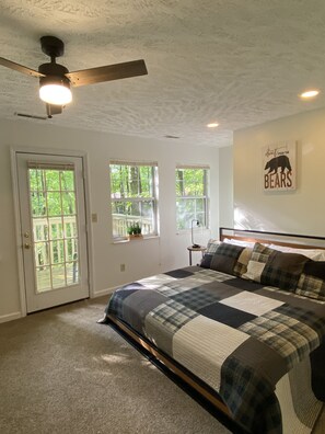 3 bedrooms, iron/ironing board, free WiFi, bed sheets - Secluded cabin retreat, yet only 5 min from downtown Gatlinburg & Nat’l Park (Gatlinburg)