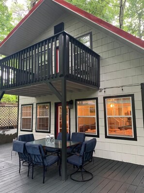 Outdoor dining - Secluded cabin retreat, yet only 5 min from downtown Gatlinburg & Nat’l Park (Gatlinburg)